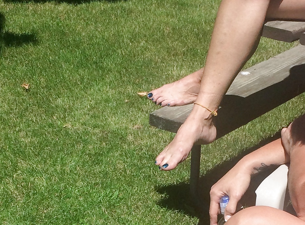 candid feet at cabin porn pictures