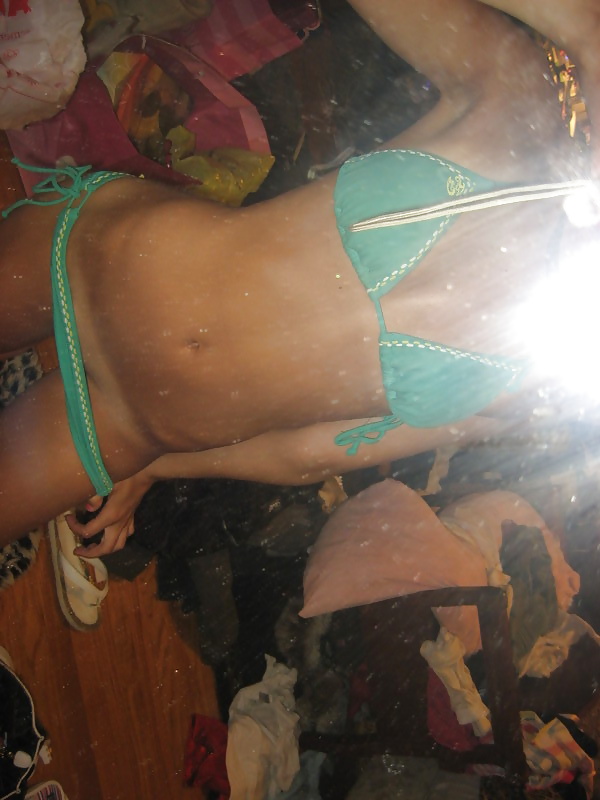 Slut posiert vorm Spiegel porn pictures