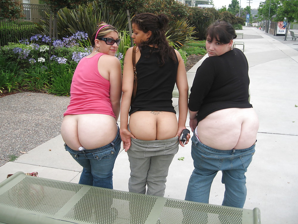 Street Mooning Girls Pictures! 