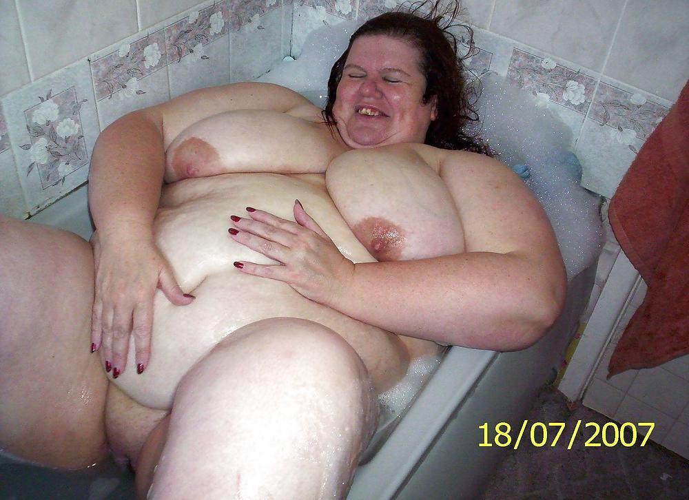 Saggy tits in bath unter the shower. porn pictures
