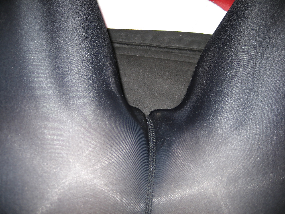 black leggings + wet spot Fotzensaft porn pictures