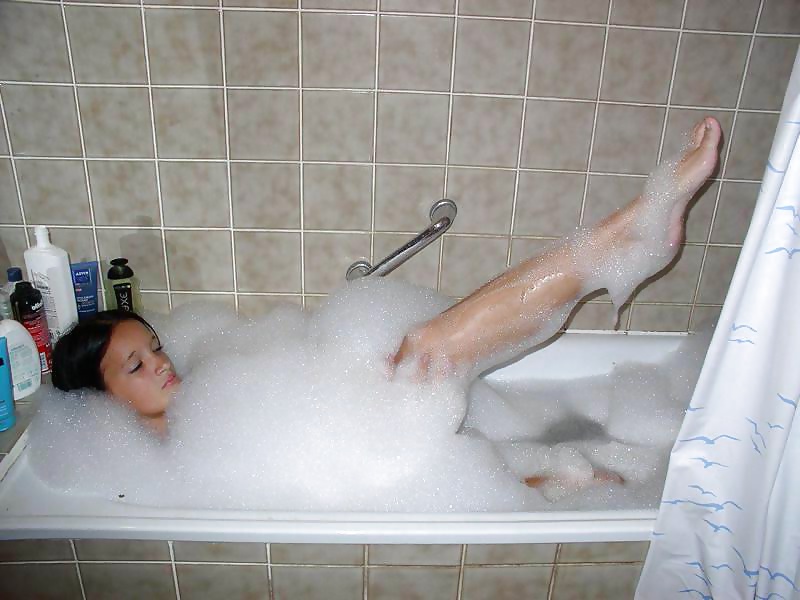 Julia in the bath porn pictures