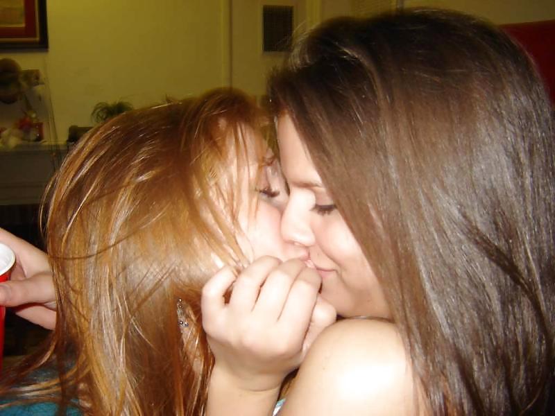 kissing girls 2 porn pictures