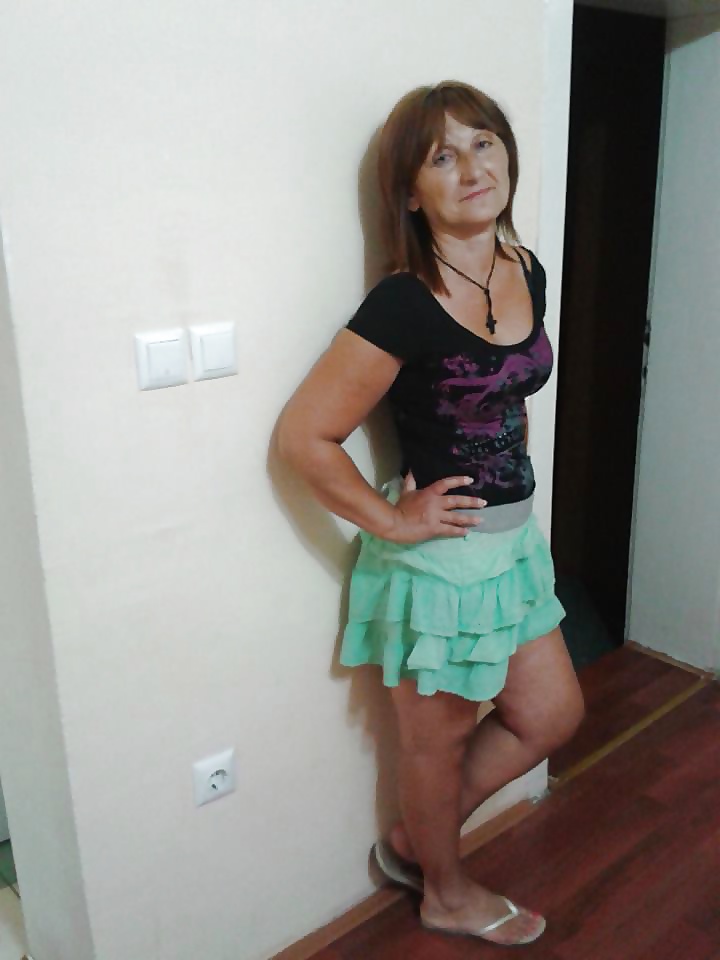 Sexy MATURES and MILFs  40 porn pictures