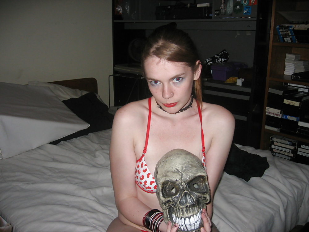 Weird Girl with a skull! porn pictures