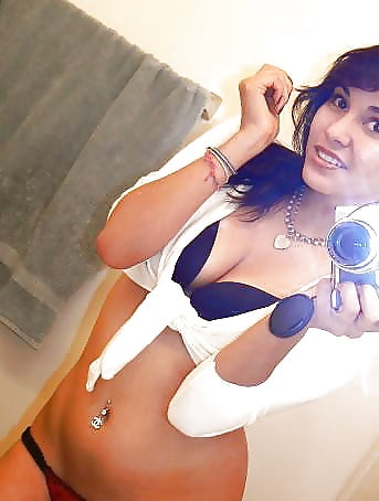 Cute teen showing off her boobs and pussy porn pictures