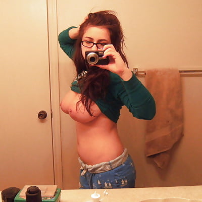 AMATEUR BUSTY SELFIE TEEN GEEK porn pictures