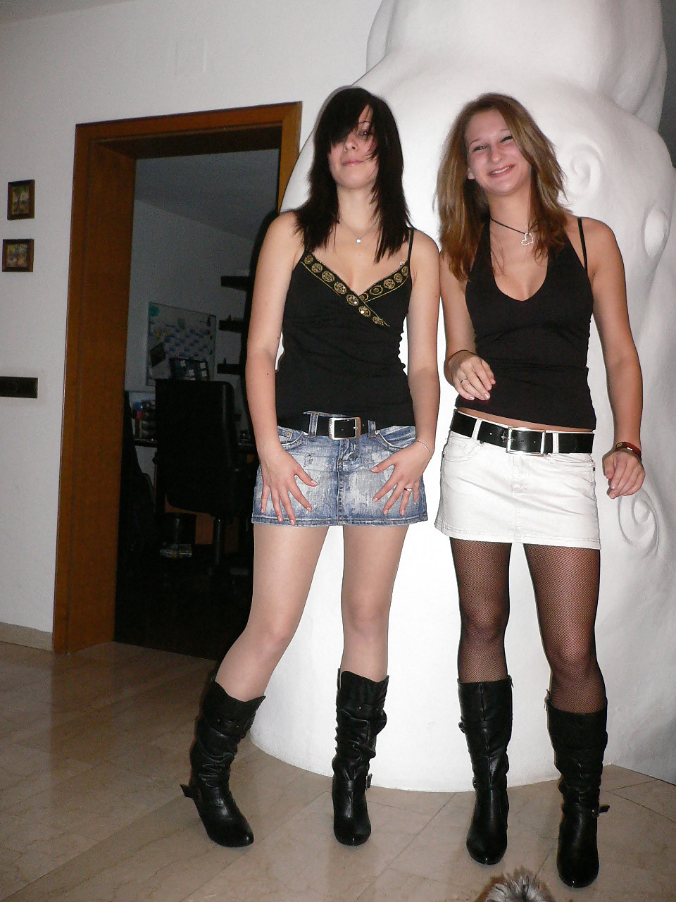 2 jolies salopes habillees porn pictures