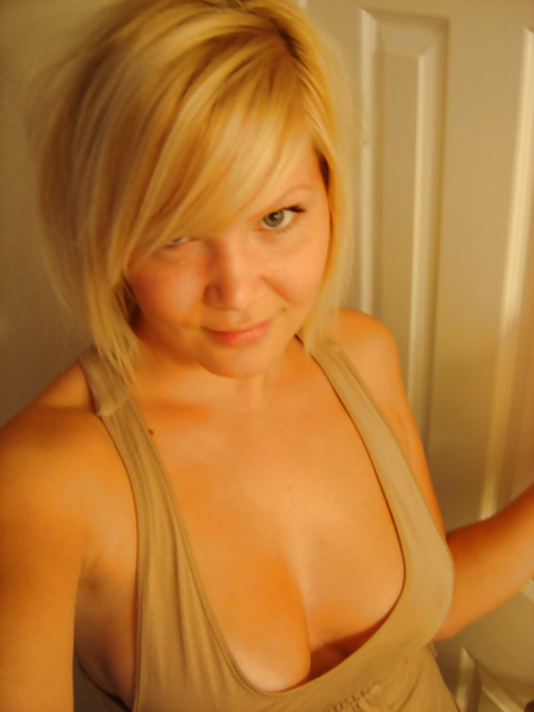 Pretty Amateur Blonde 16 porn pictures