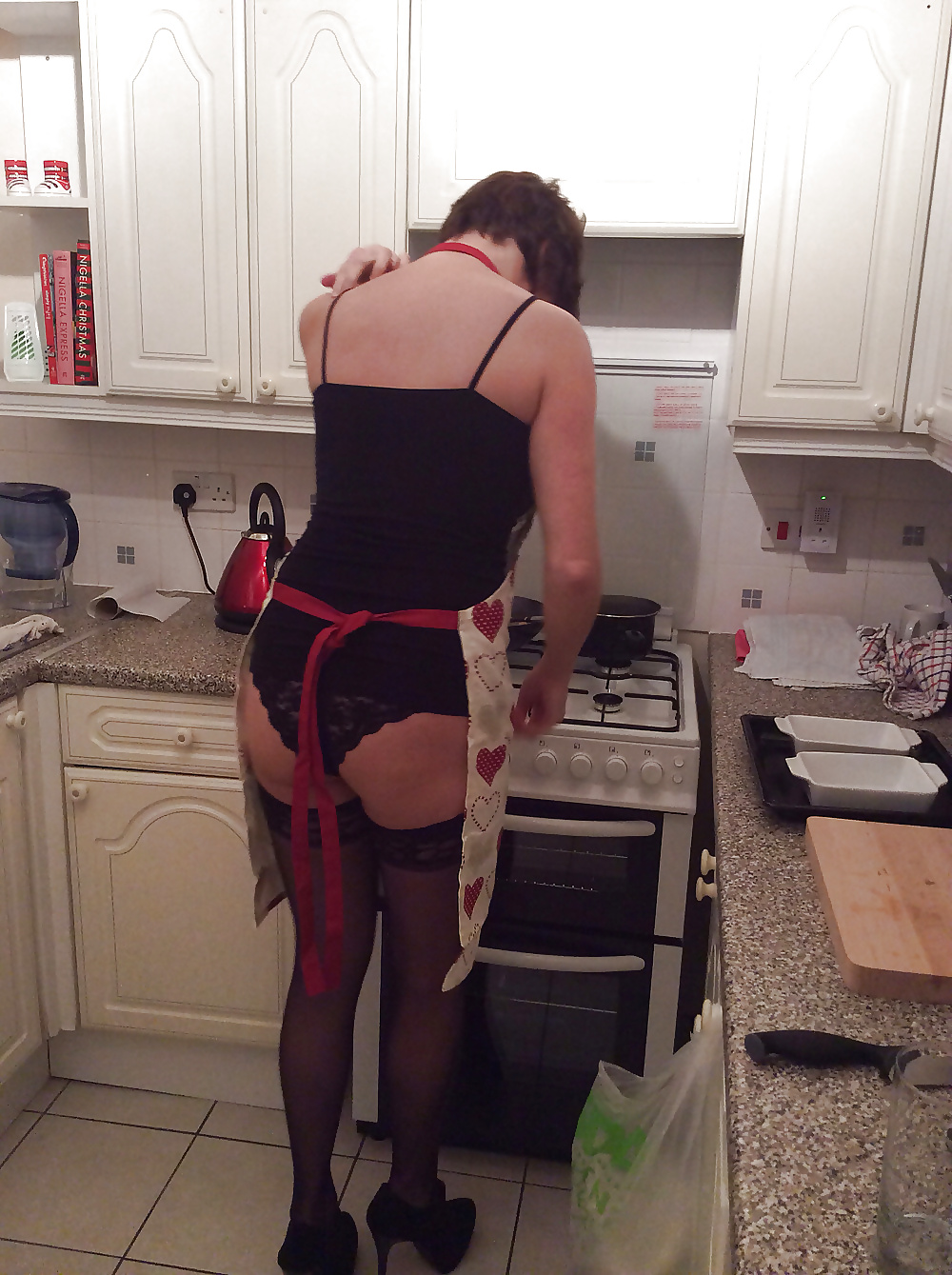 Amateur young sluts in their kitchen porn pictures