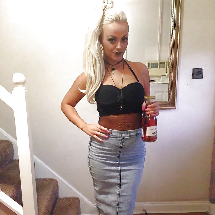 Amateur Chav Sluts Teens Bimbos Blondes Brunettes Milfs porn pictures