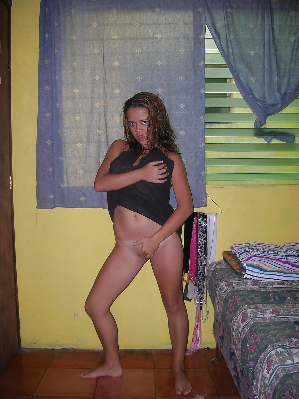 TEEN WITH NATURAL TITS POSING porn pictures