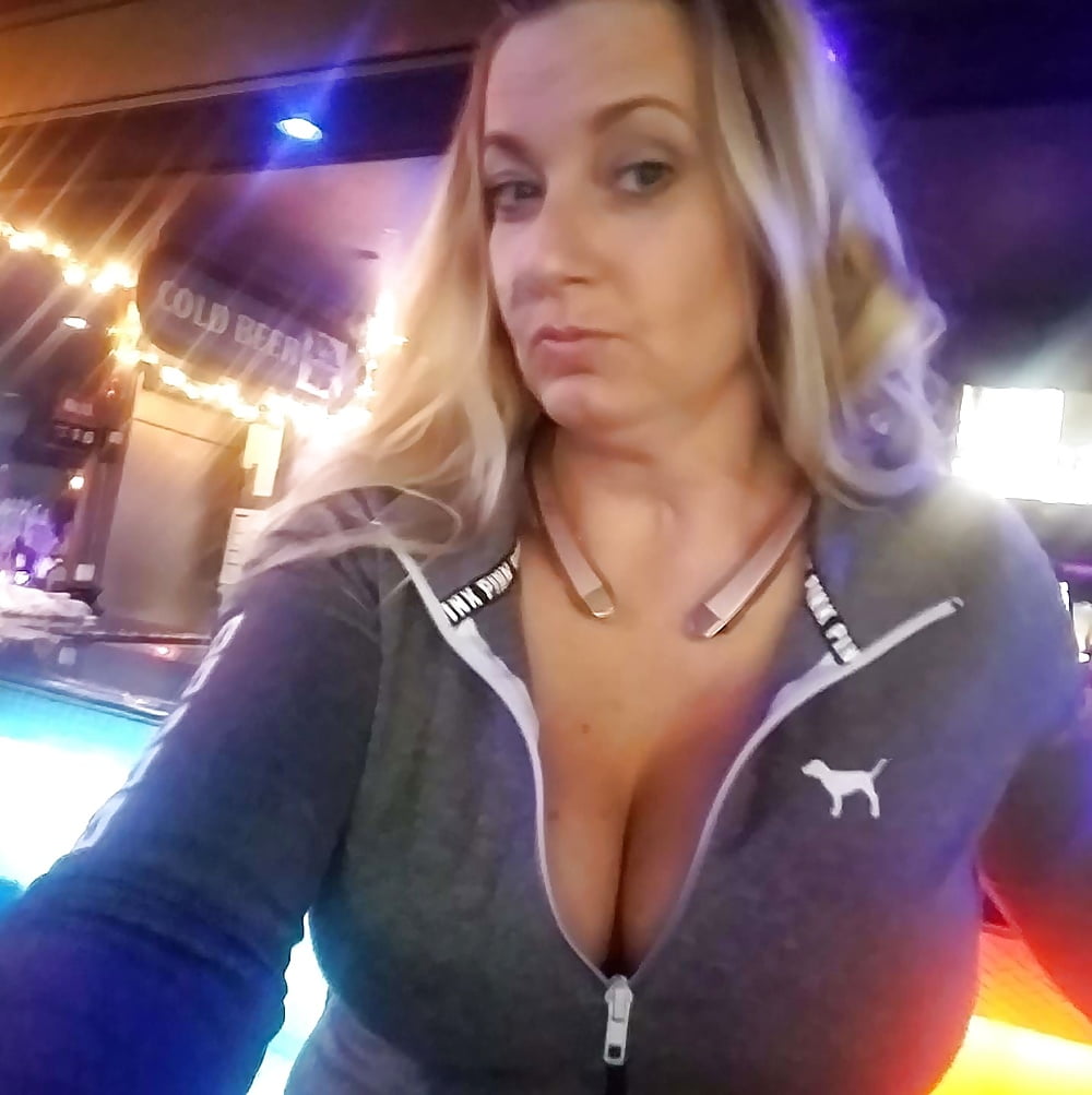 Trashy milf Jamie and her big tits porn pictures