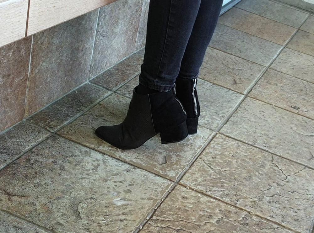 Candid feet photo #324255420
