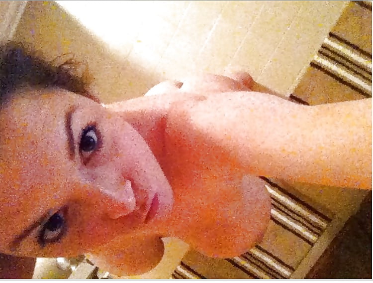 Lauren Loves Taking Slutty Selfies porn pictures