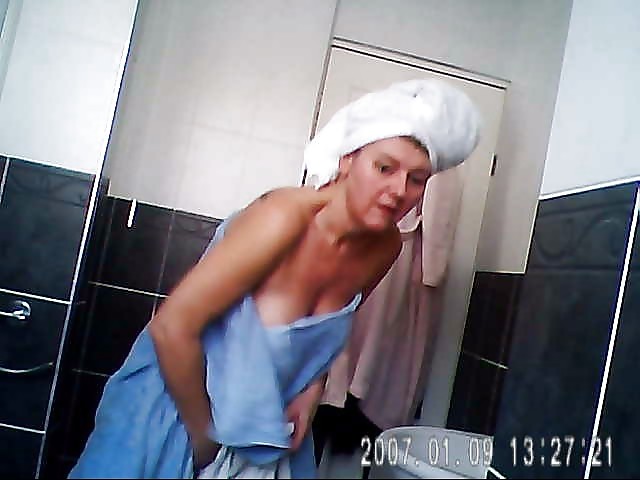 Sarah D in bathroom 2 porn pictures