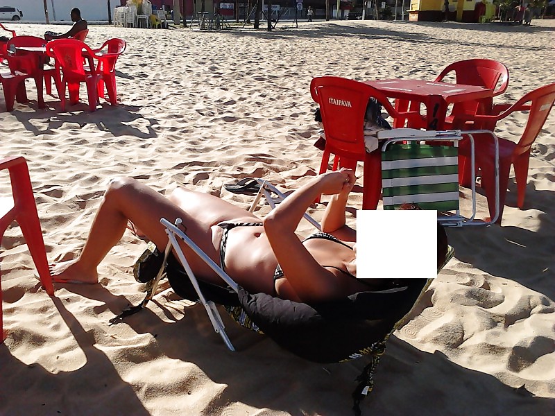 Esposa se exibindo na praia porn pictures