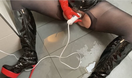 black and red fetish pissing         