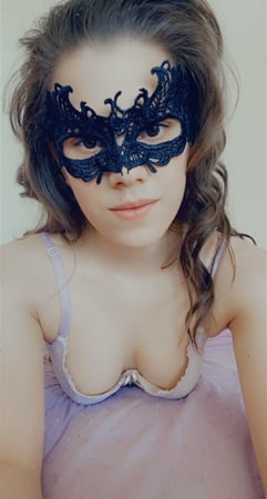 kira show free photos         