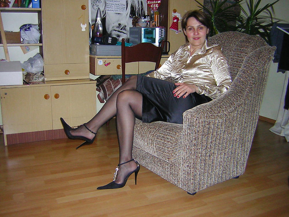 Sexy mature Milf posing in stockings porn pictures