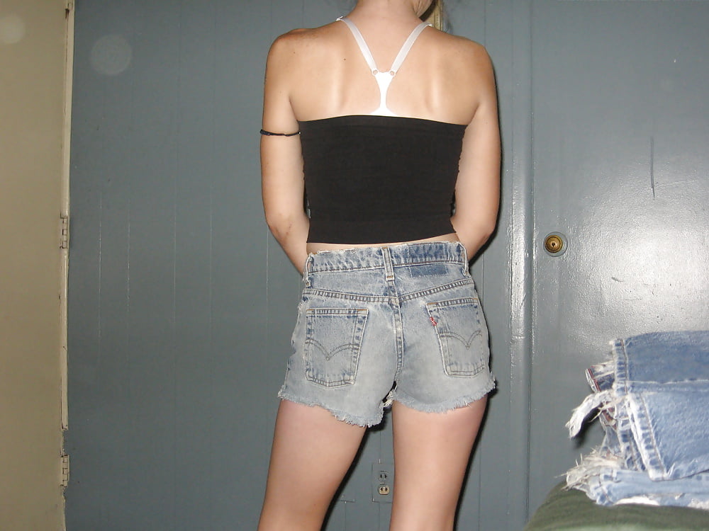 Girls wearing some nice Levi's jeans porn pictures