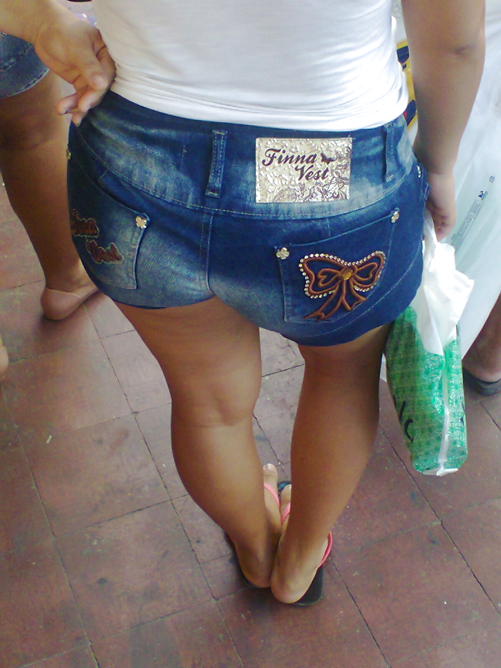 Duas rabudas na parada de onibus porn pictures