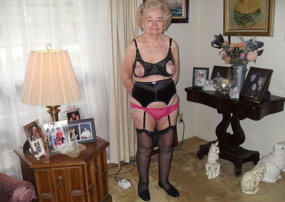 Very old granny is still a good whore - 18 Photos 