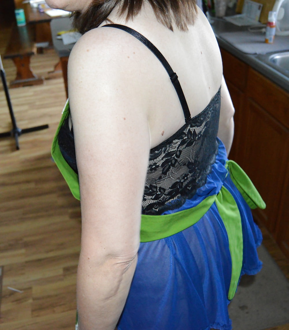 Sexy Mormon MILF in the kitchen porn pictures