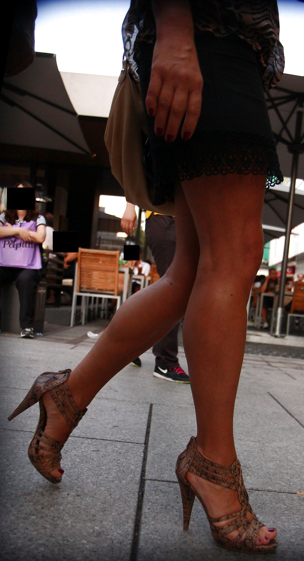 Sexy LEGS and HEELS on street porn pictures