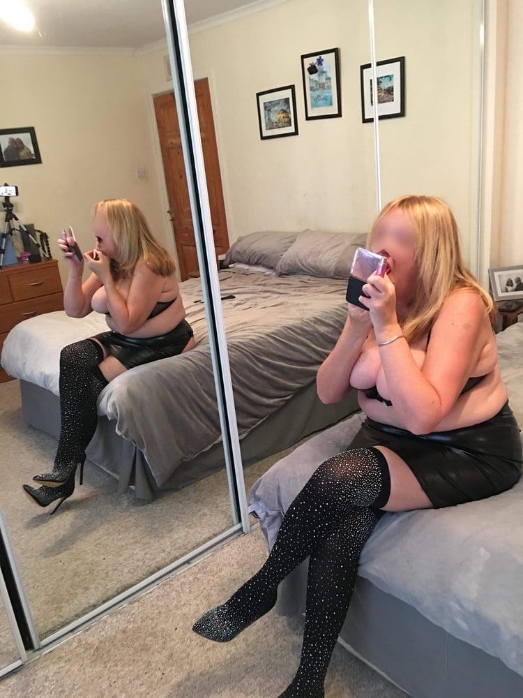 LINDA in black sparkly boots- 43 Photos 
