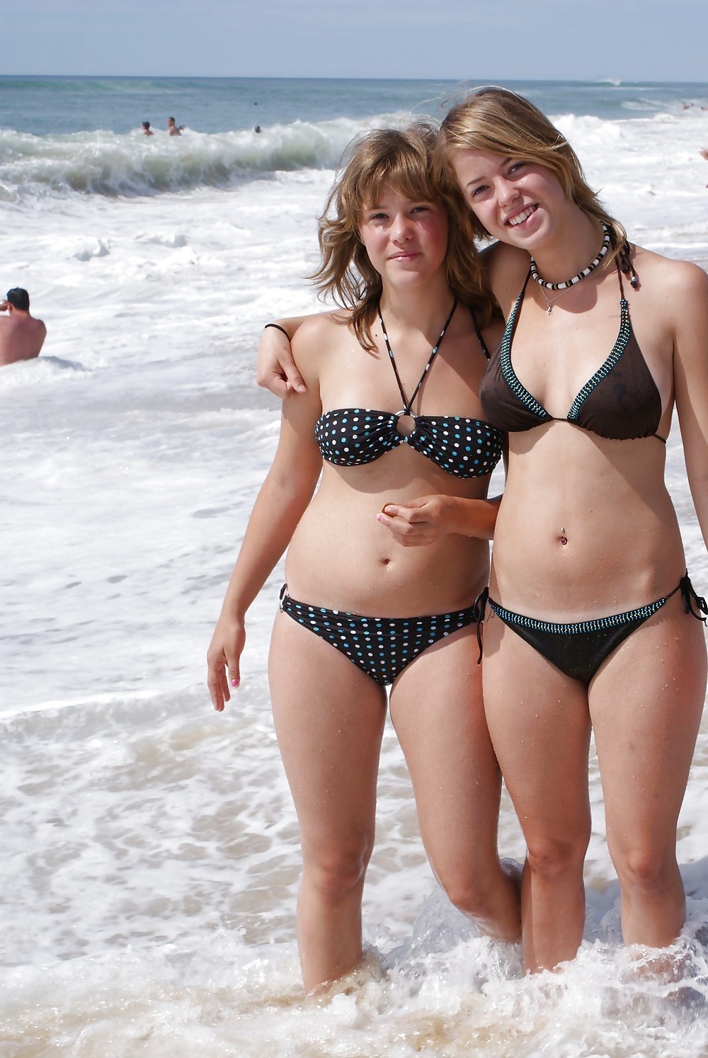 Bikini Babes 5 porn pictures