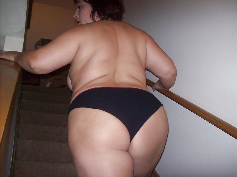 BBW HottwifeMacy poses in her black panties porn pictures