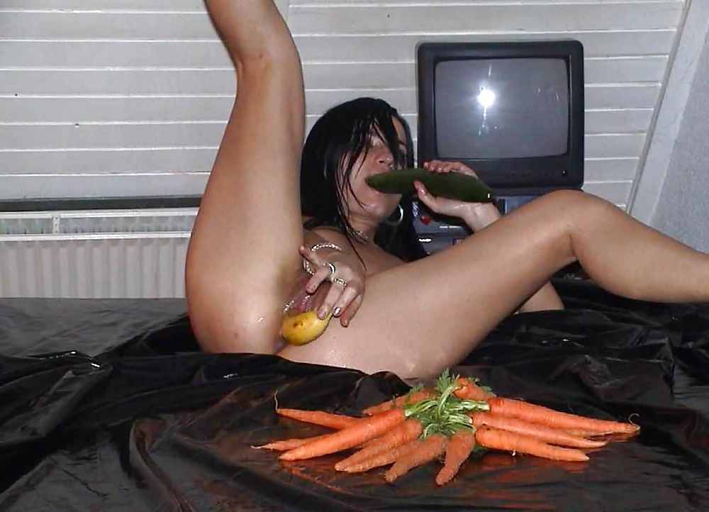 HAIRY VEGETABLE SLUT AT HOME porn pictures