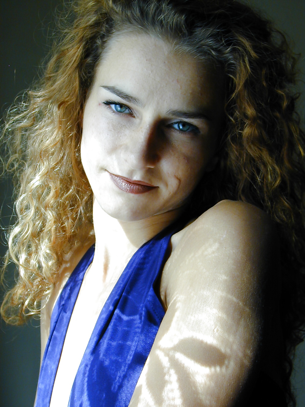 Hot Curly Woman Posing Infront Camera porn pictures