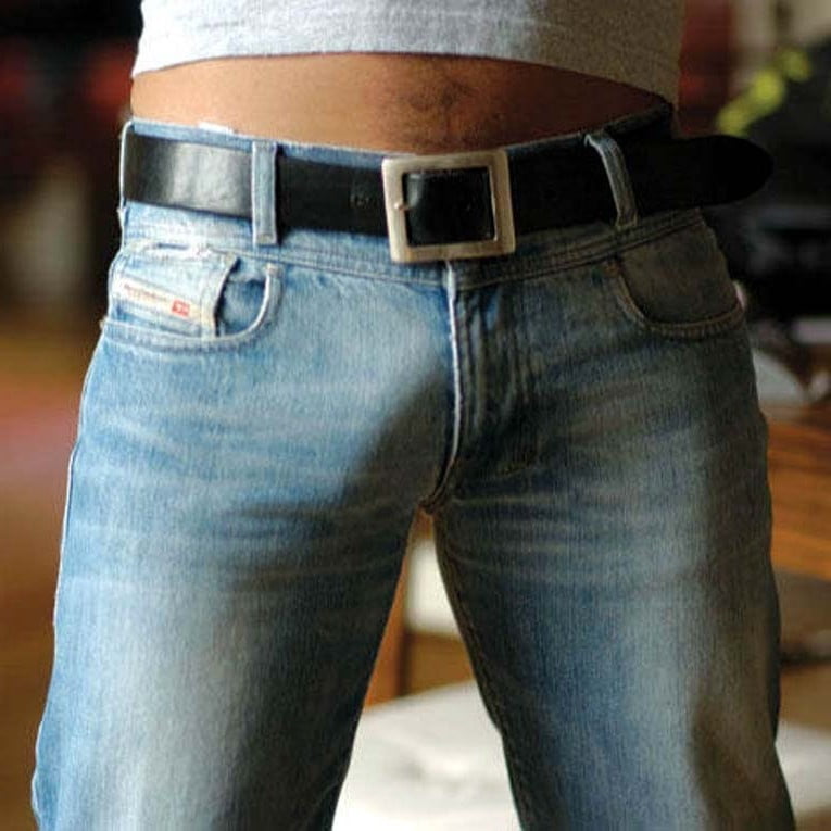 Shave dick. Выпирает из джинсов. Стоячие джинсы. Выпирает в джинсах.