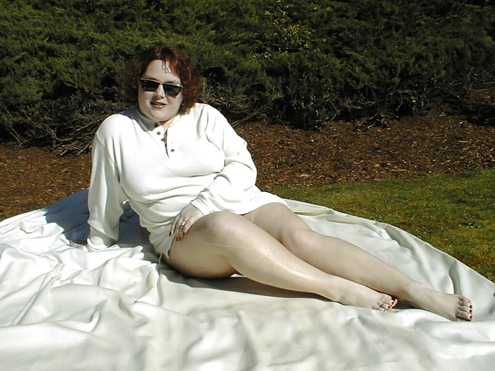 Ex Wife #41 Frt Yard Wht Top & Bare Feet porn pictures