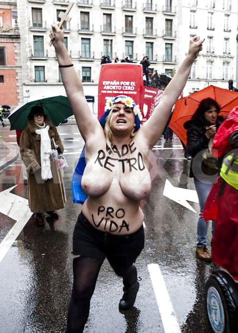 Femen big-titted fight (La lucha tetuda de Femen) porn pictures