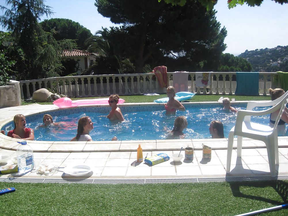 Teengirls in the pool porn pictures