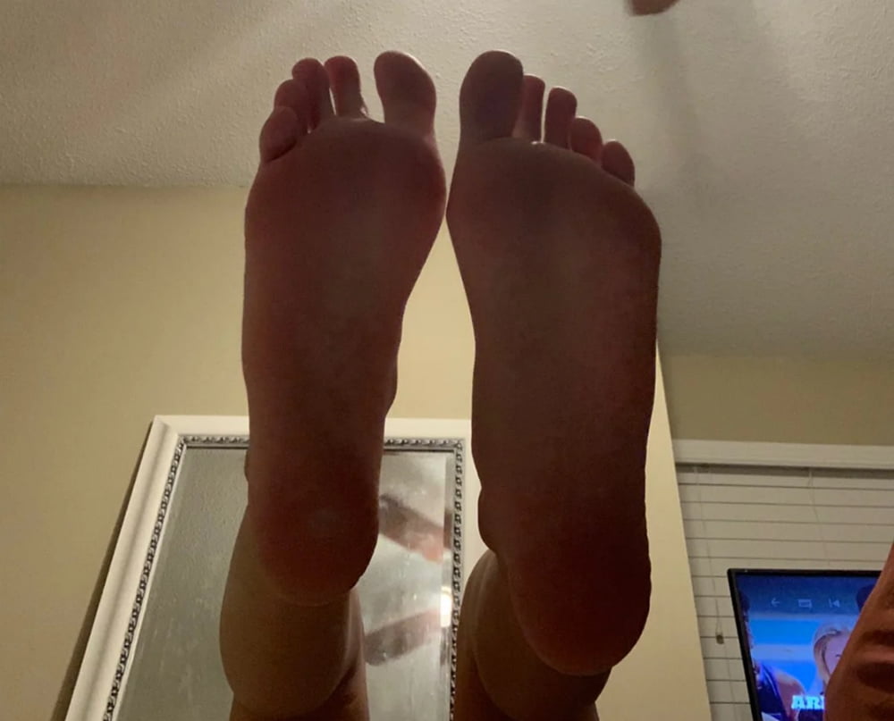 Toes feet soles legs Foot fetish- 28 Photos 