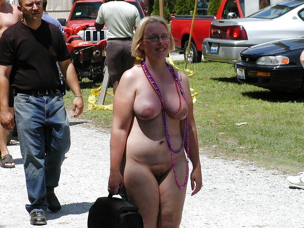 Nude in Public porn pictures