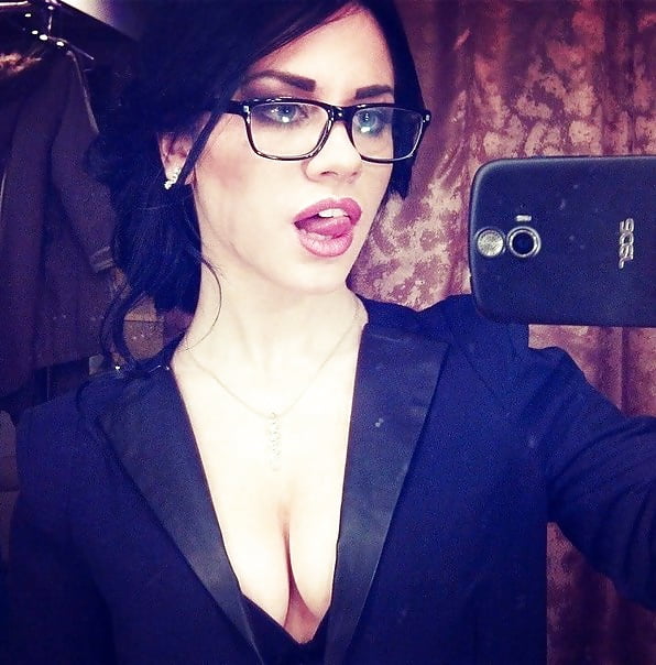 A lean, but attractive Anastacia. porn pictures