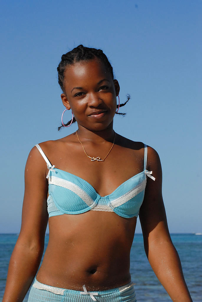 NICE BLACK TEEN ON THE BEACH porn pictures