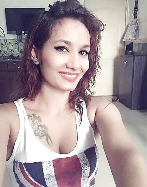 AMATEUR INDIAN BABE porn pictures