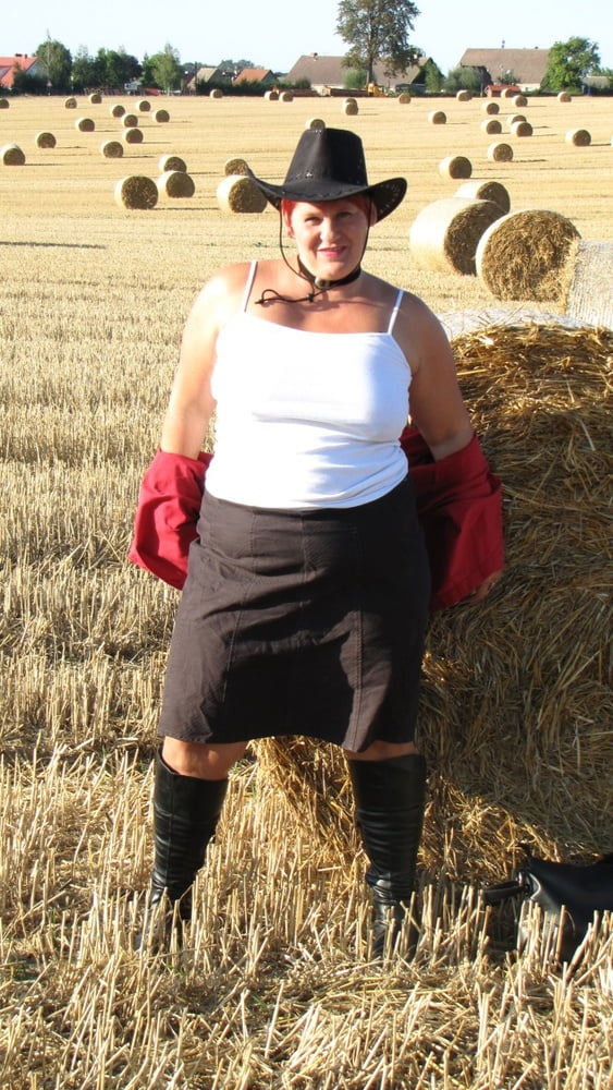 German milf posing in ripped pantyhose for xhamster guys