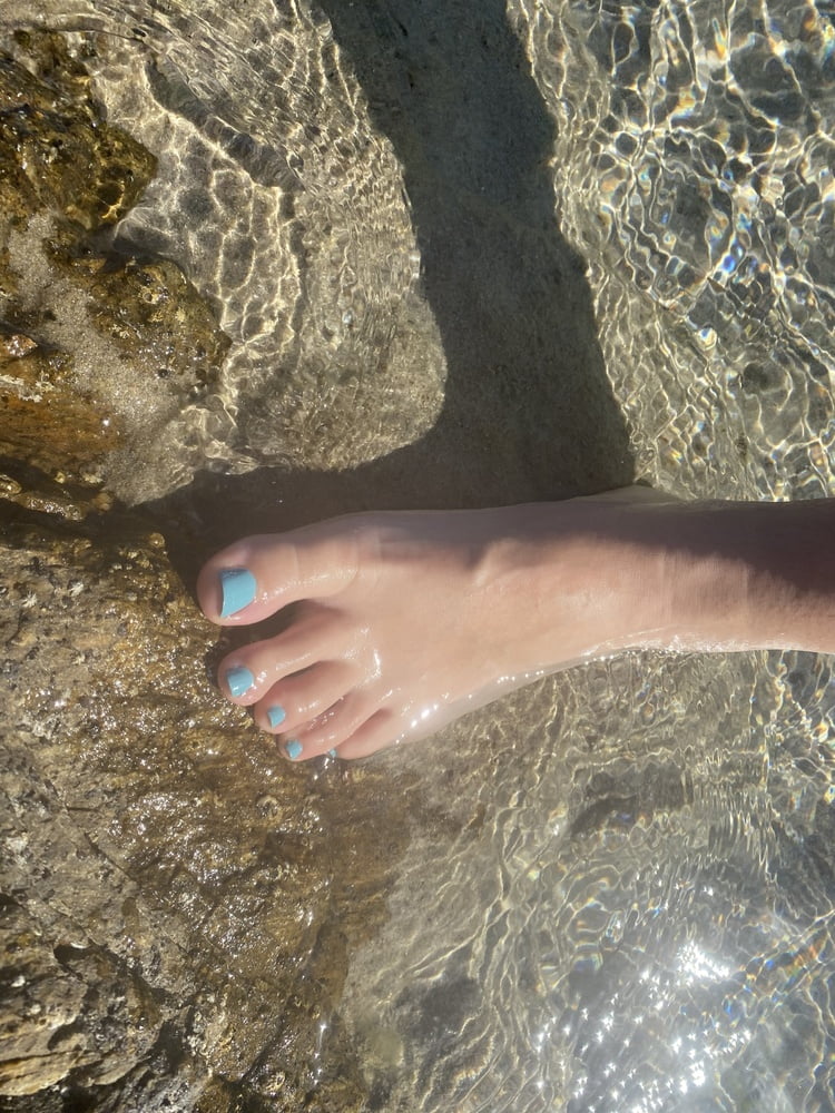 Feet sandals beach - 10 Photos 