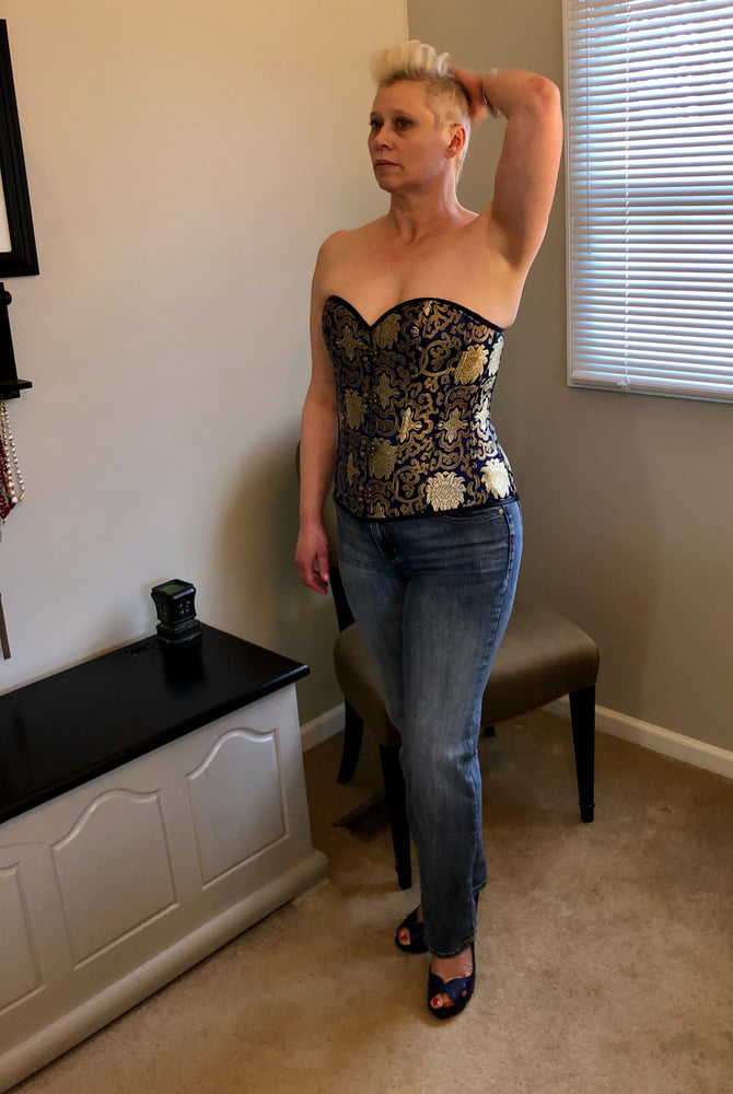 How a hotwife survives the pandemic - 9 Photos 