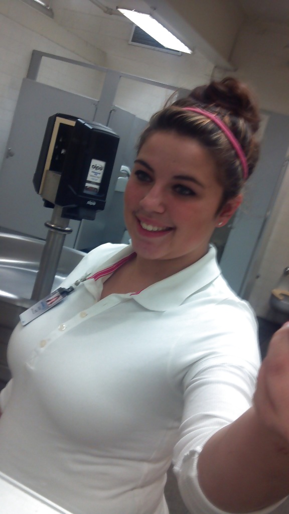 Curvy teen Alyssa poses porn pictures