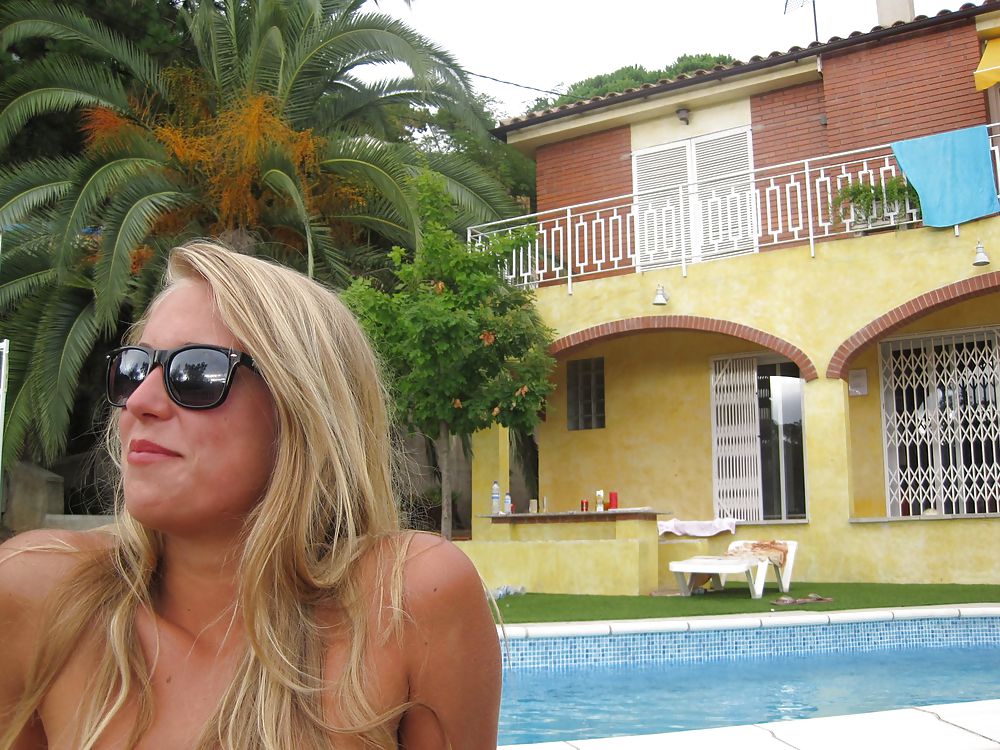 Teengirls in the pool porn pictures