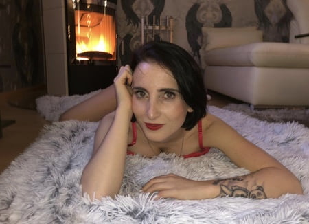 hot pics   lou nesbit lia louise         