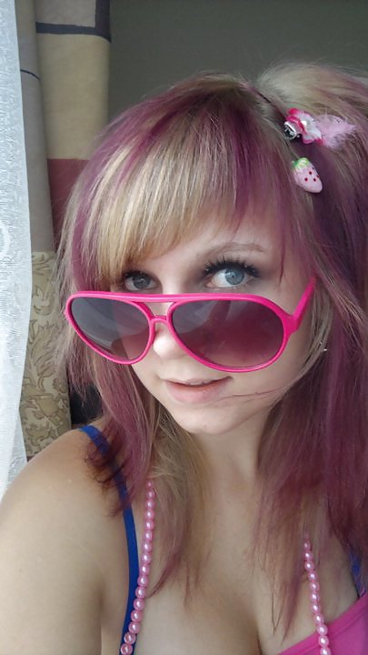 Facebook: Cute blonde teen Karolina porn pictures